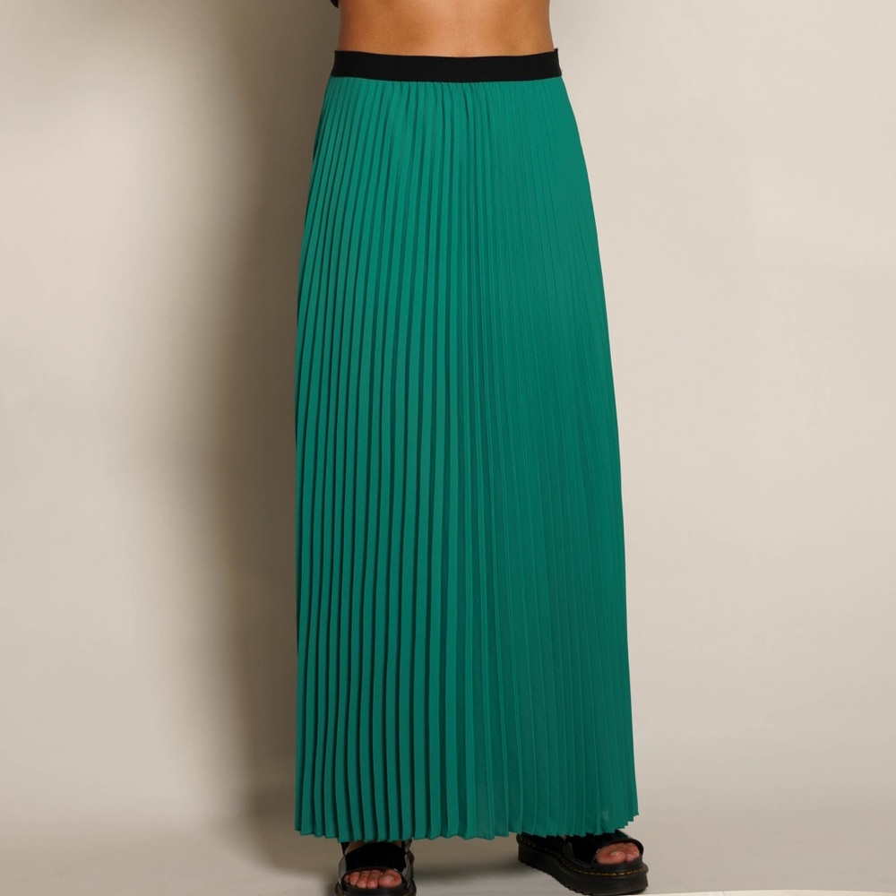 Emerald green Forever 21 pleated maxi skirt with elastic waist and short lining